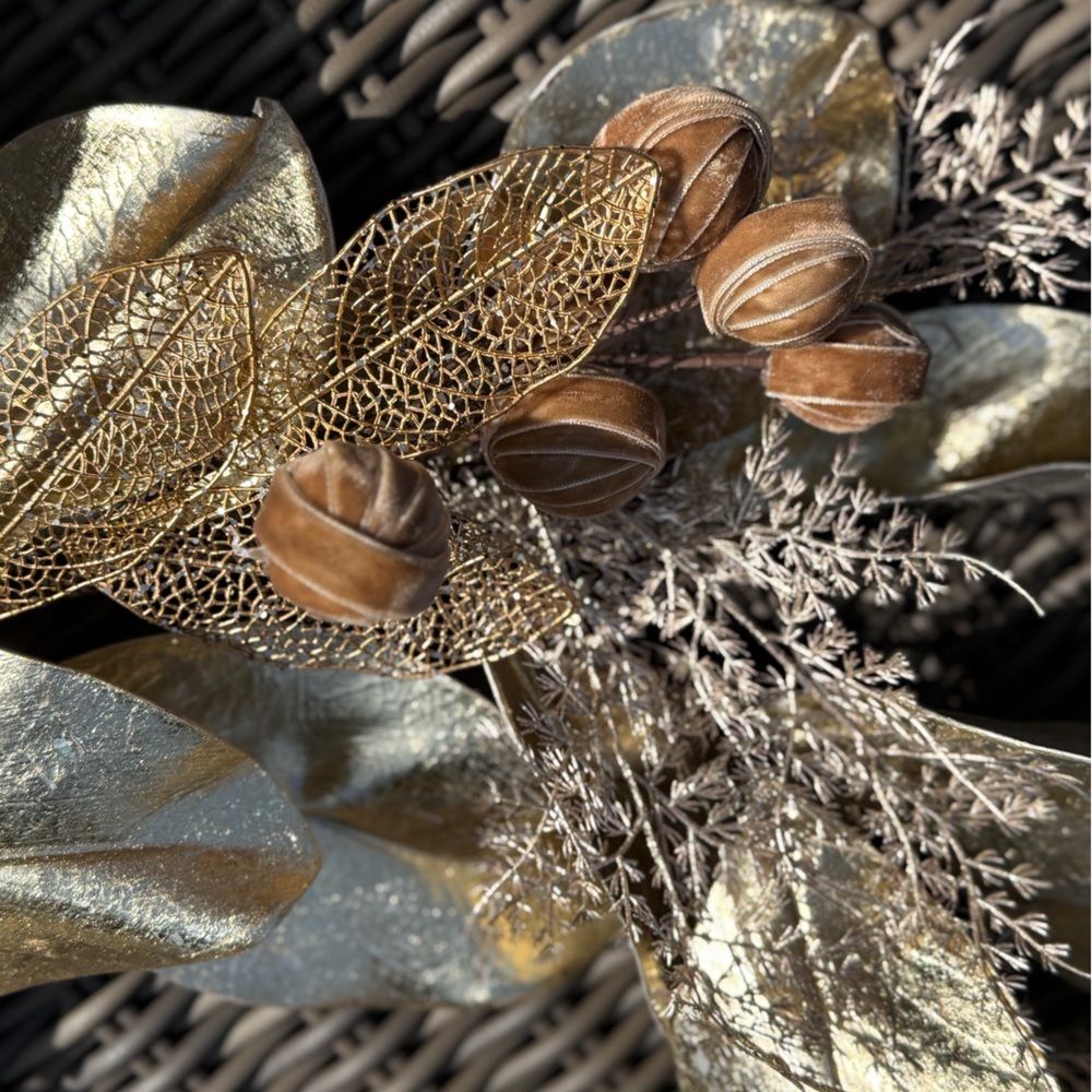 Frontgate Gold Magnolia and Pinecone Garland 6 ft - NWT - Picture 4 of 15